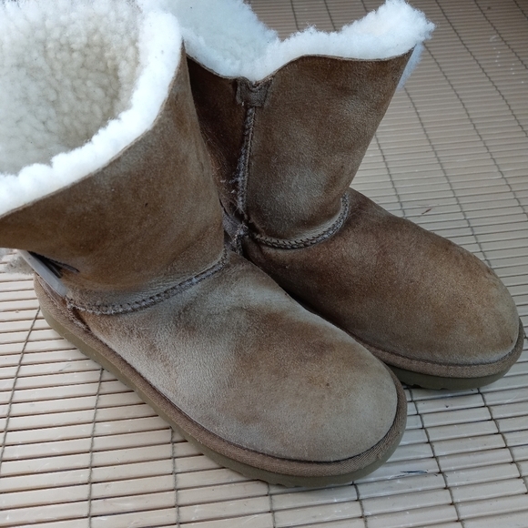 UGG Bailey Button Chestnut Brown Suede Sheepskin Lined Boots Women's 6 1016226. - Picture 3 of 10